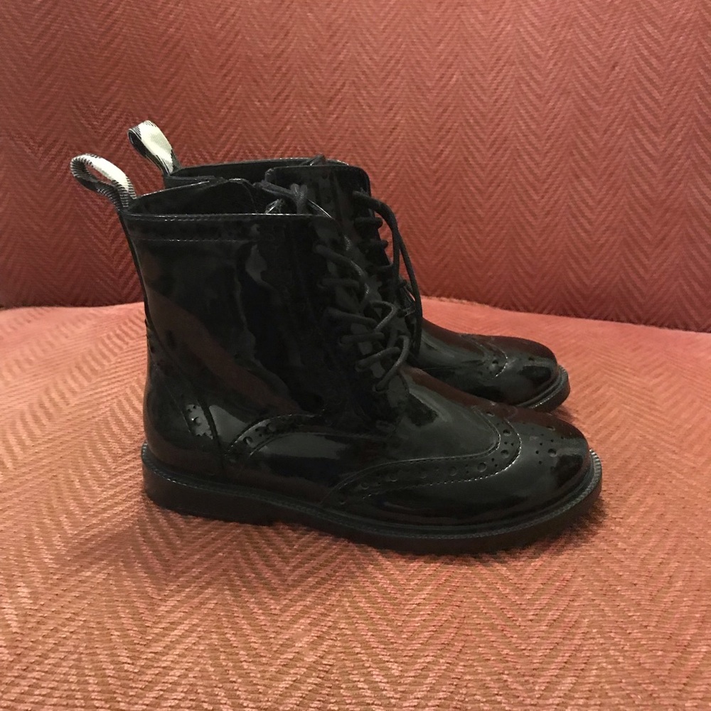 Burberry girls patent leather boots